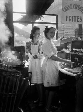 Marchande de frites, rue Rambuteau, Paris